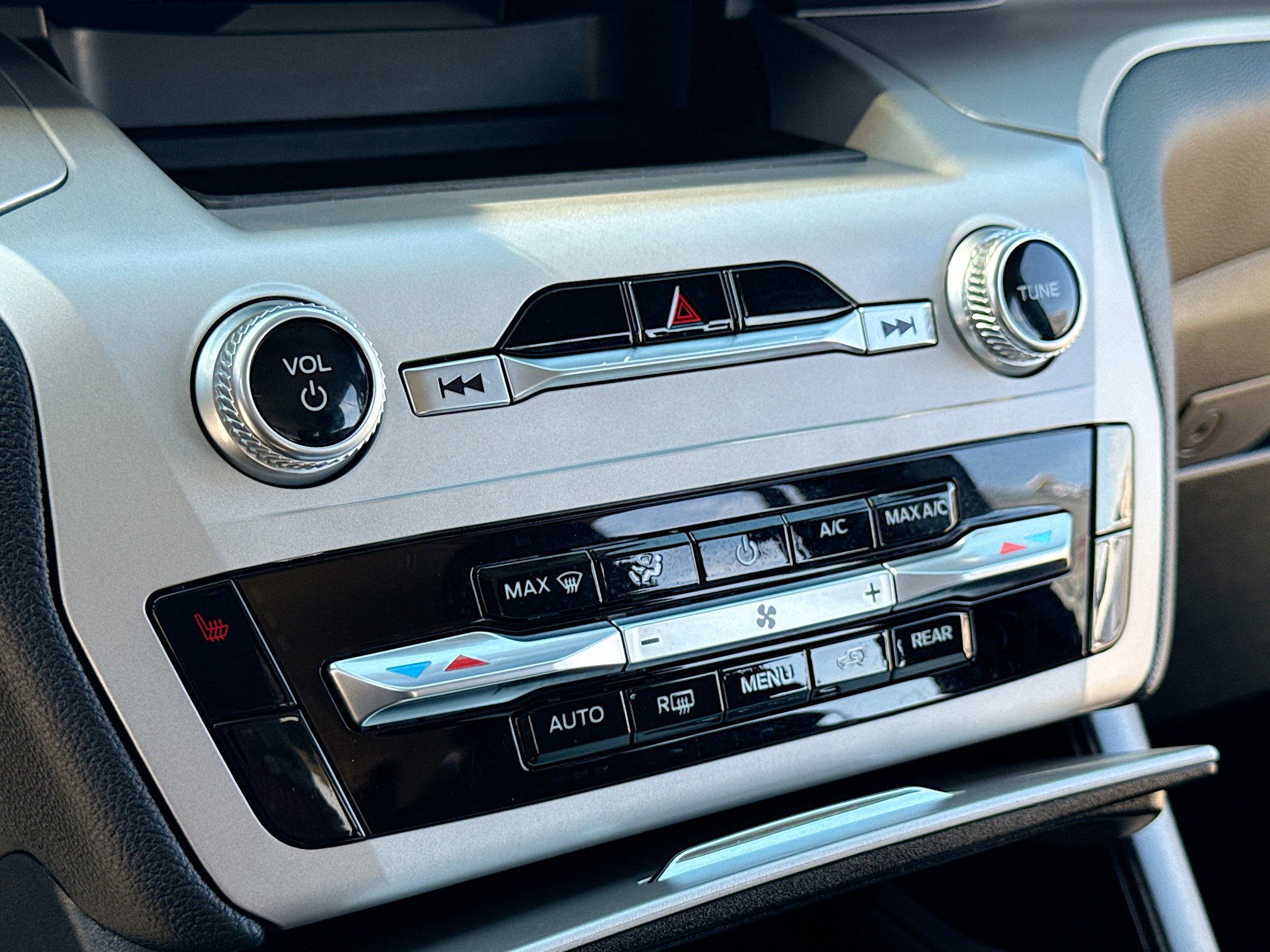 Certified 2024 Ford Explorer XLT w/ Class IV Trailer Tow Package image 11