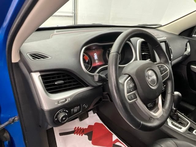 Used 2017 Jeep Cherokee Trailhawk AWD/4WD image 17