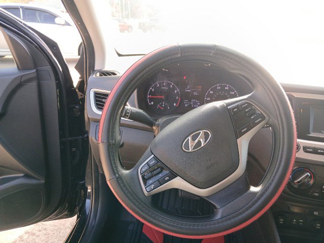 Used 2022 Hyundai Accent SE image 17
