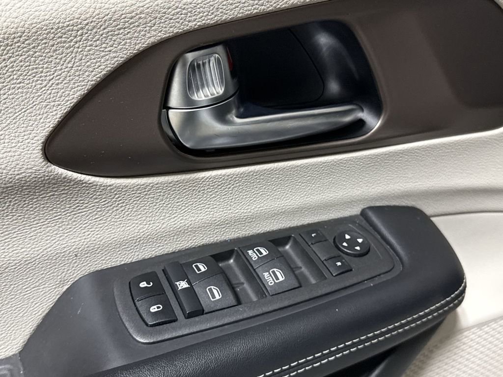 Used 2022 Chrysler Voyager LX image 20
