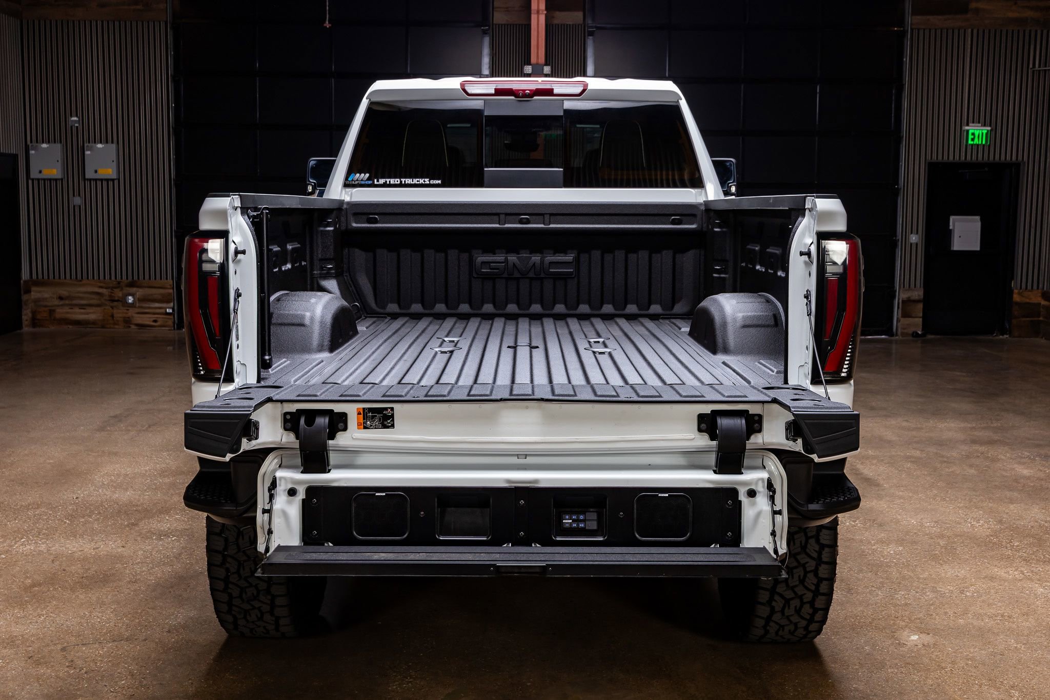 Used 2025 GMC Sierra 2500 AT4X image 9