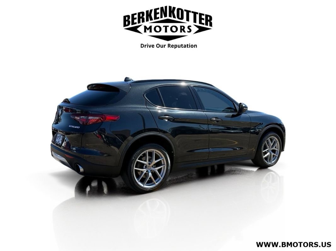 Used 2018 Alfa Romeo Stelvio Ti Sport image 3