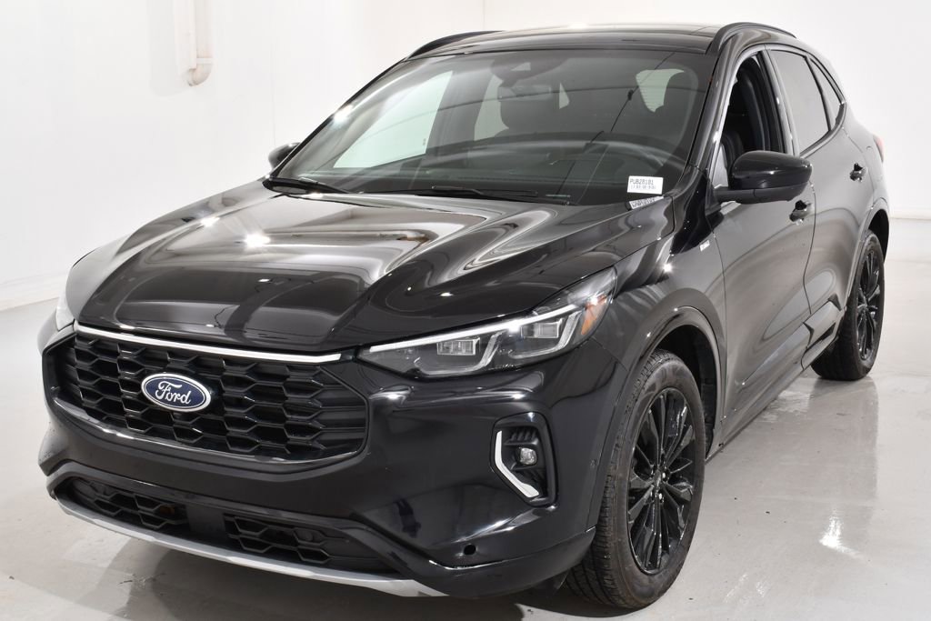 Used 2023 Ford Escape ST-Line Elite w/ Premium Technology Package image 2