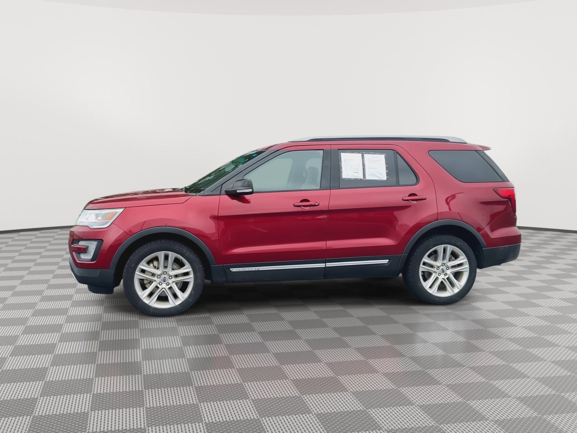 Used 2017 Ford Explorer XLT w/ Equipment Group 202A AWD/4WD image 5