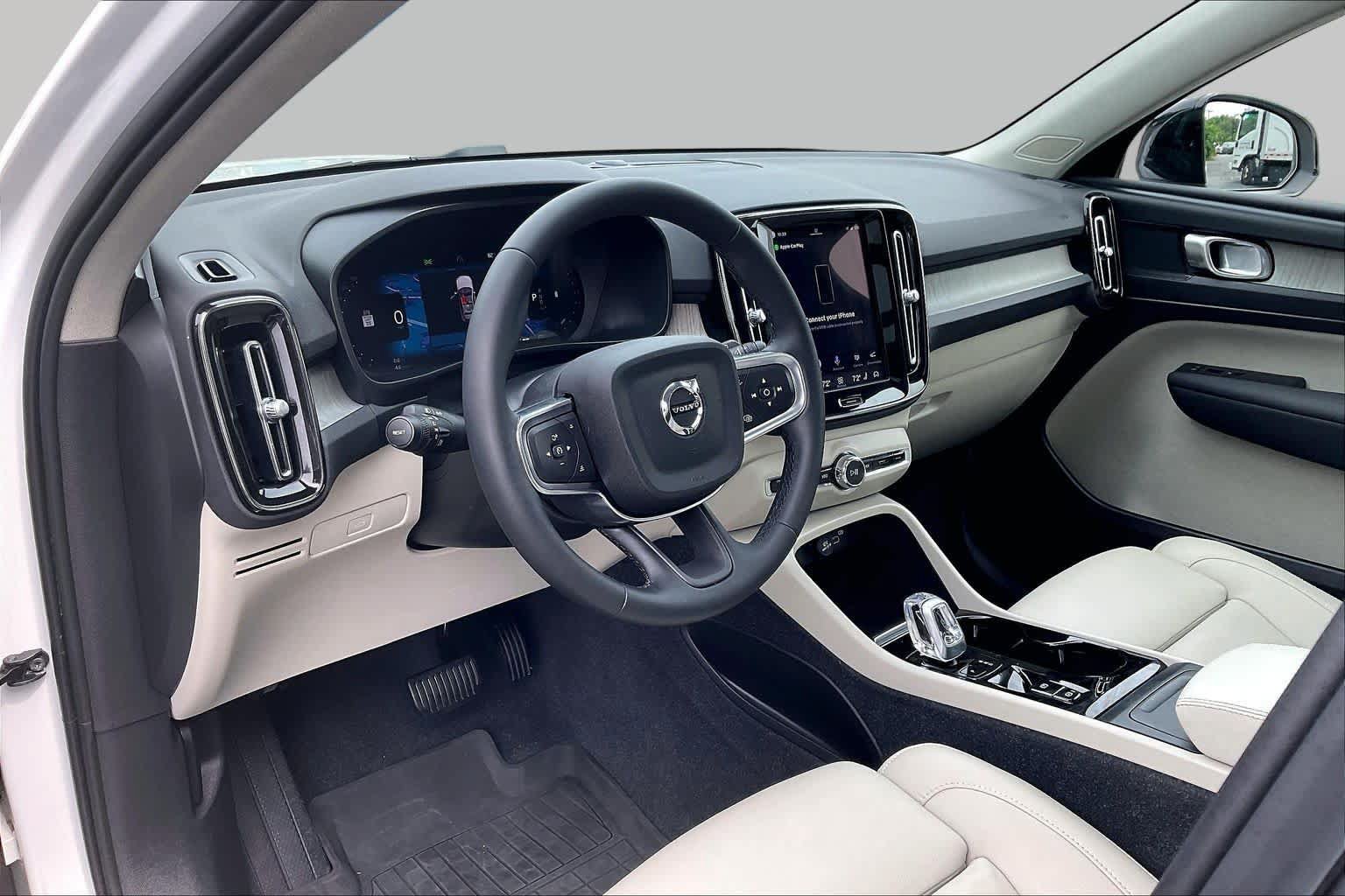 Used 2023 Volvo XC40 B5 Plus AWD/4WD image 17