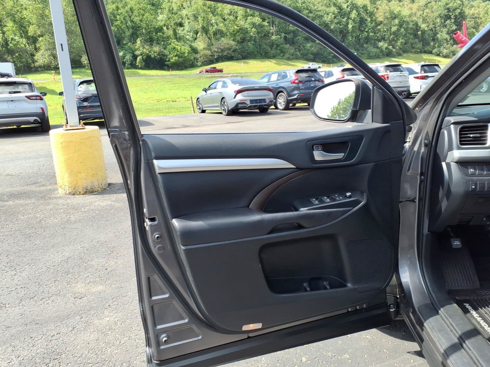 Used 2019 Toyota Highlander XLE AWD/4WD image 13