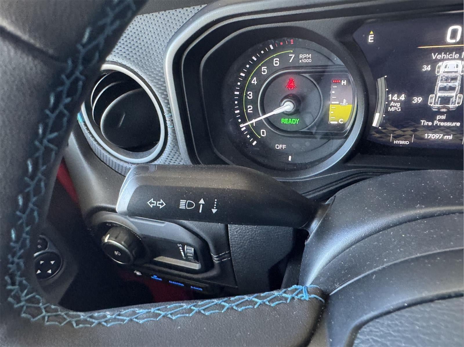 Used 2025 Jeep Wrangler Unlimited Rubicon 4xe w/ Convenience Group AWD/4WD image 17