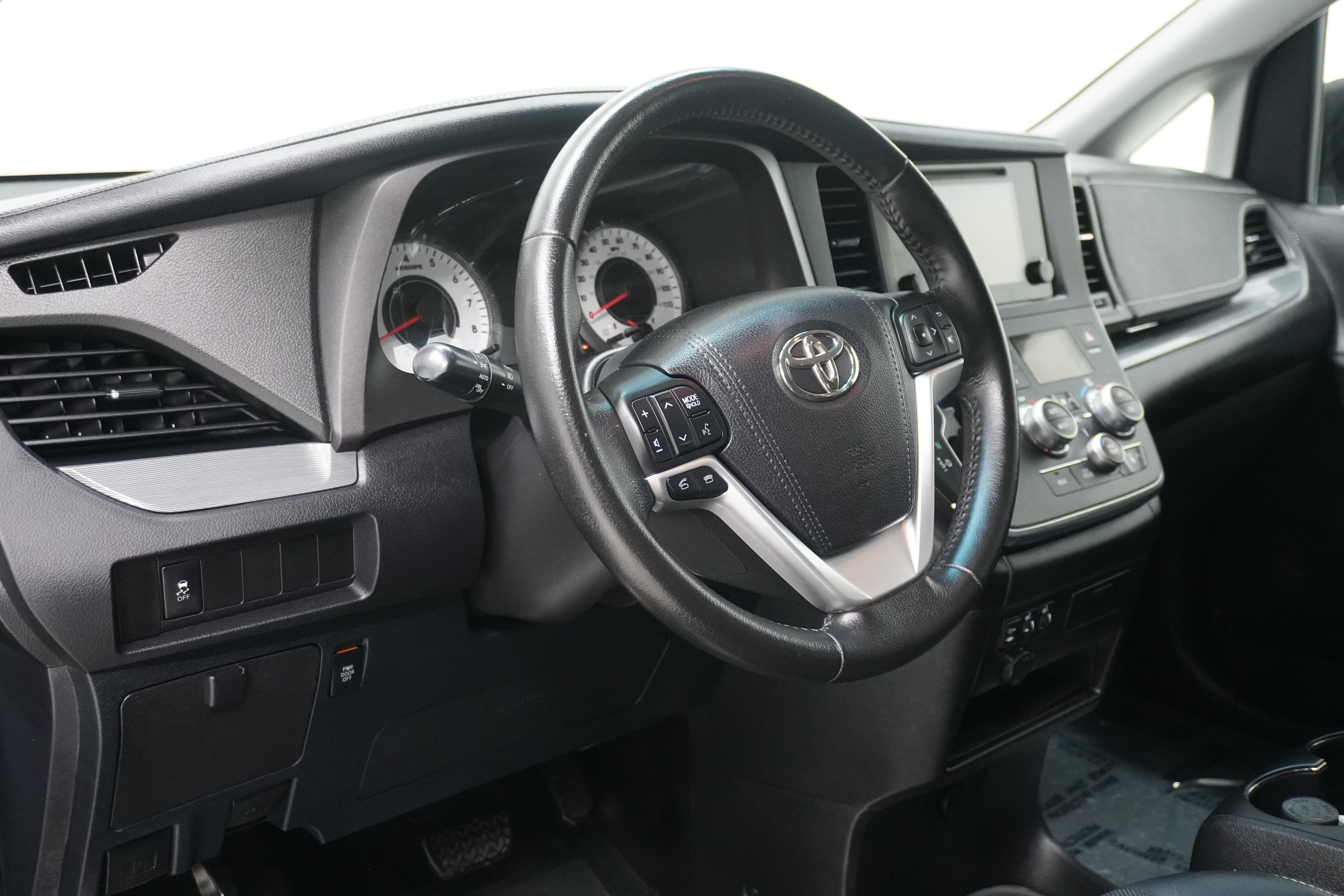 Used 2016 Toyota Sienna SE FWD image 10