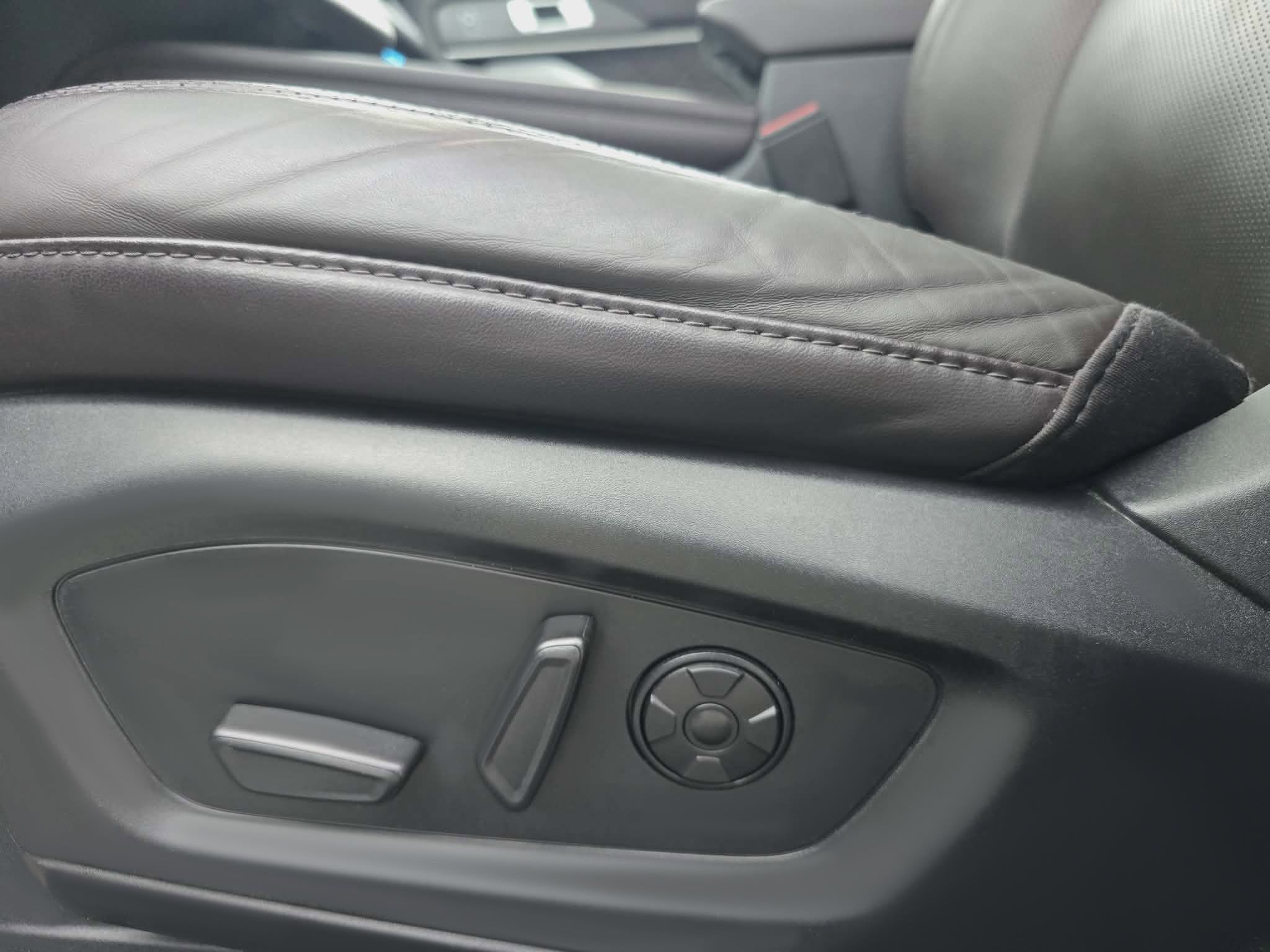 Certified 2025 Ford Explorer Platinum w/ LUX Leather Package image 11