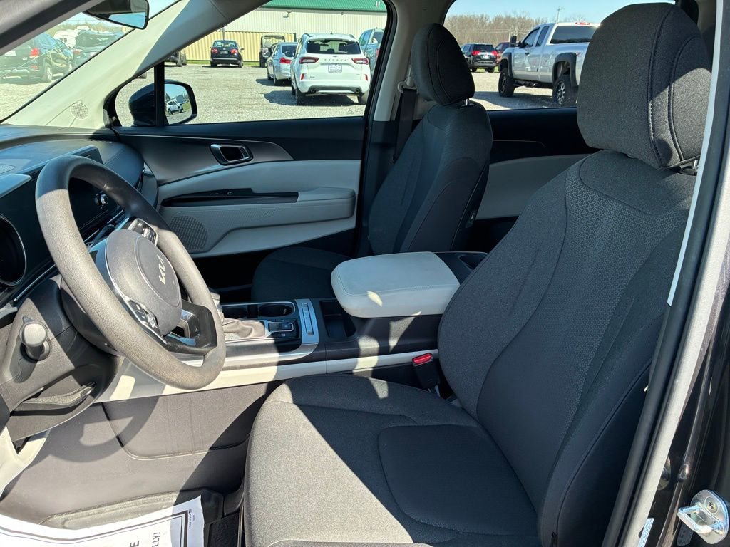Used 2023 Kia Carnival LX image 10