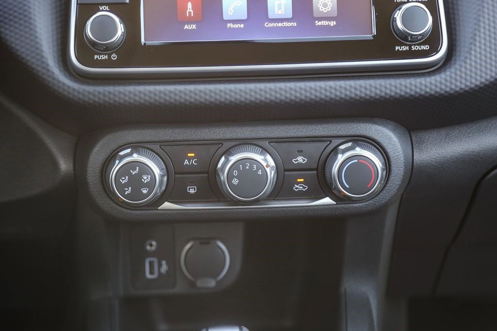 Certified 2025 Nissan Kicks Play S image 12