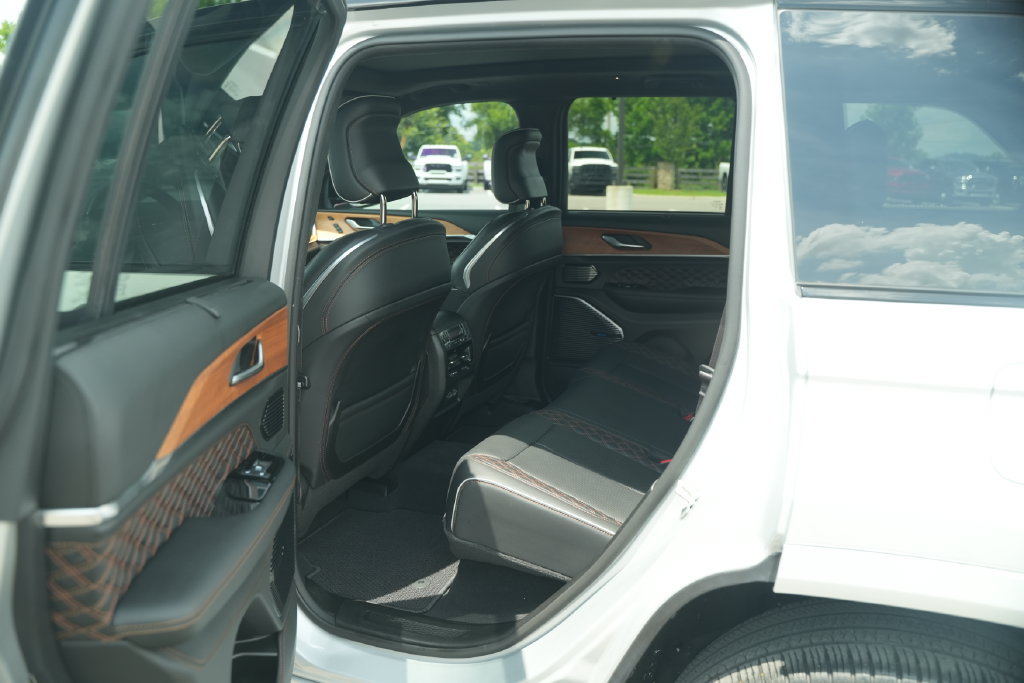 Used 2023 Jeep Grand Cherokee Summit AWD/4WD image 18