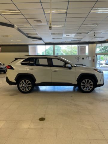 Used 2022 Toyota RAV4 XLE Premium FWD image 4