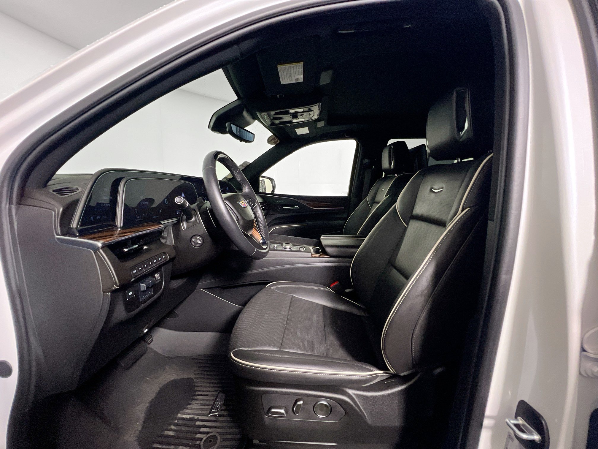 Used 2024 Cadillac Escalade Premium Luxury w/ Performance Package AWD/4WD image 14