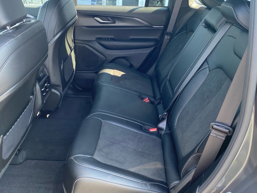 Used 2025 Jeep Grand Cherokee Altitude image 23