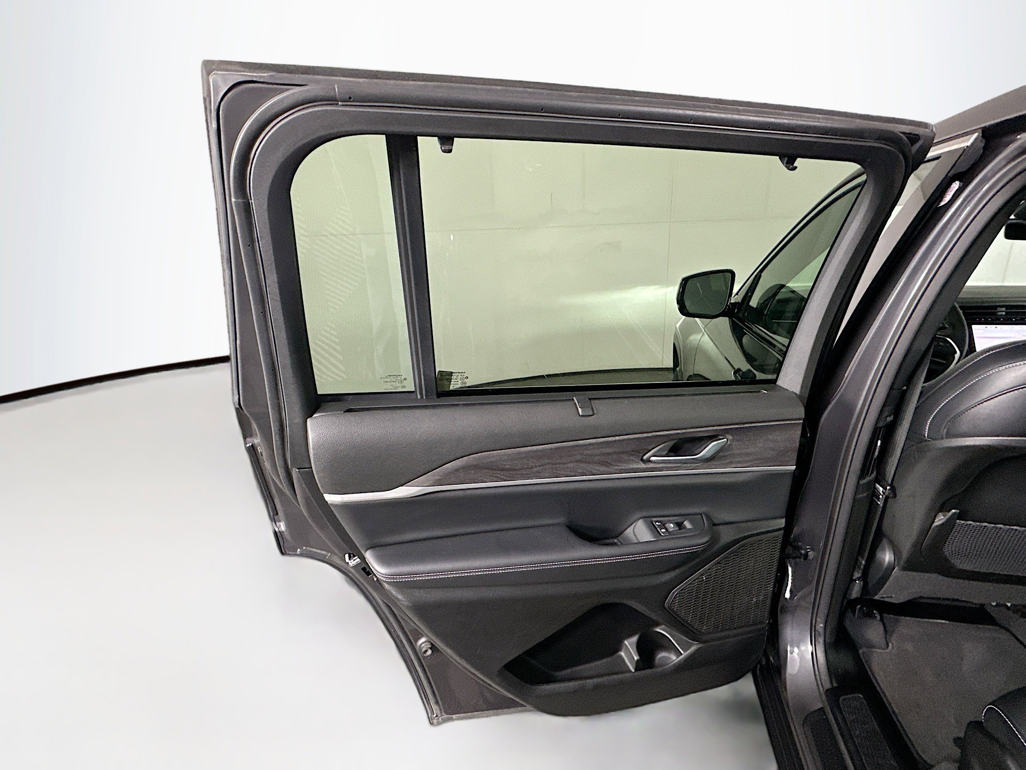 Used 2024 Jeep Grand Cherokee L Limited w/ Luxury Tech Group II image 27