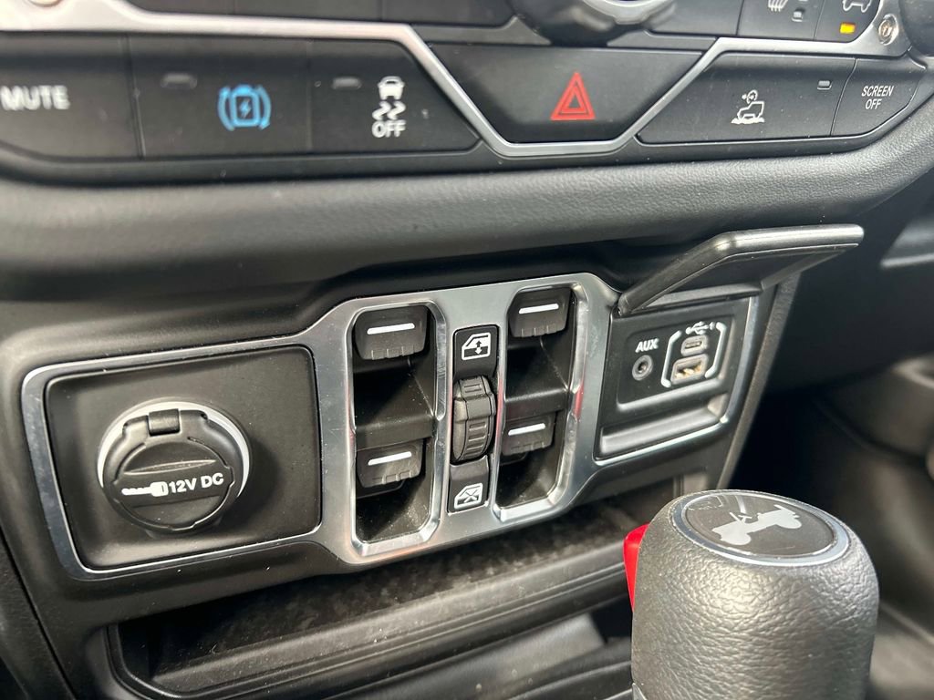 Used 2025 Jeep Wrangler Sahara image 32