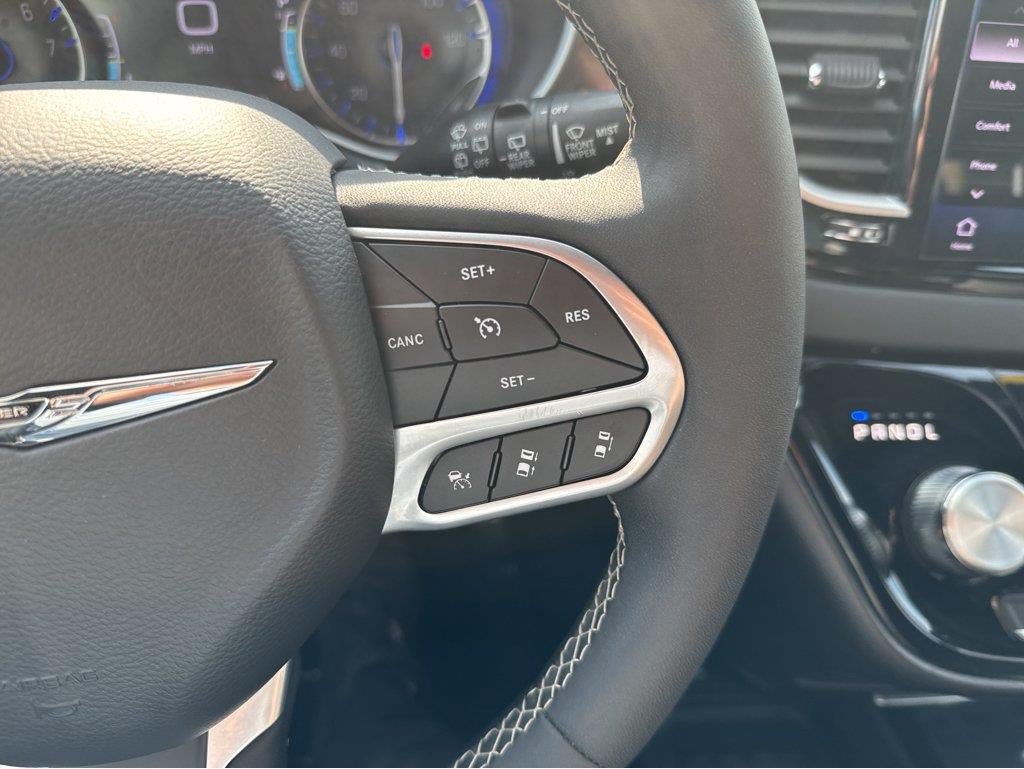 Used 2025 Chrysler Pacifica Select FWD image 23