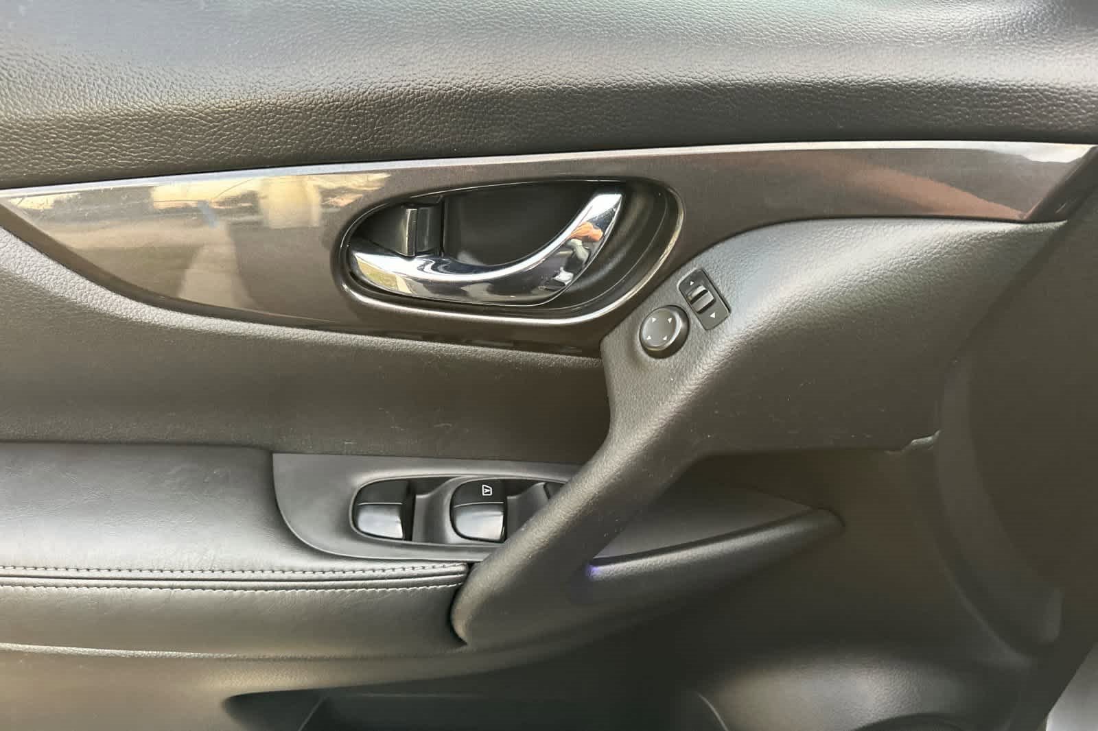 Used 2018 Nissan Rogue SV image 12