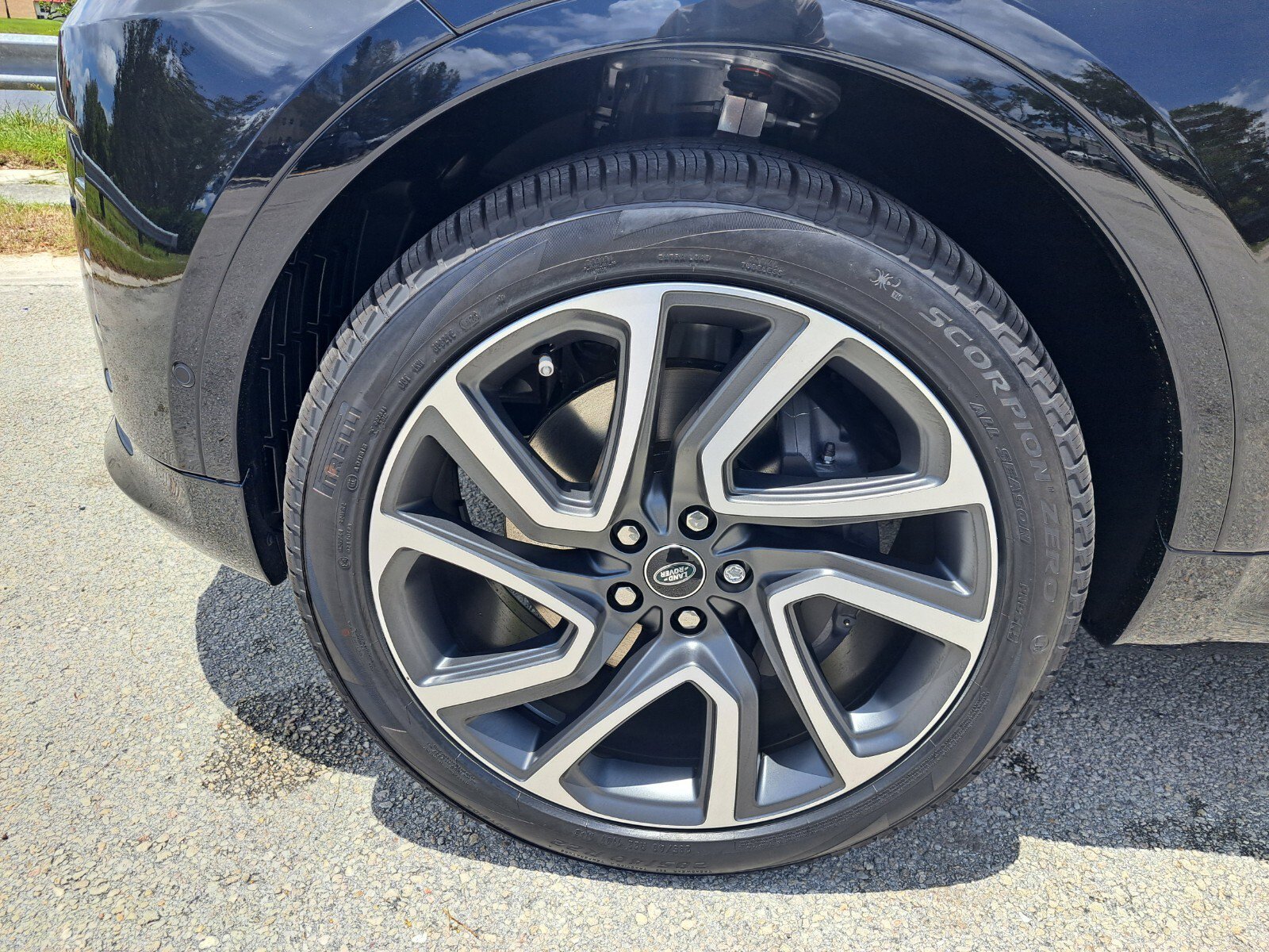 Certified 2025 Land Rover Discovery Dynamic SE image 7