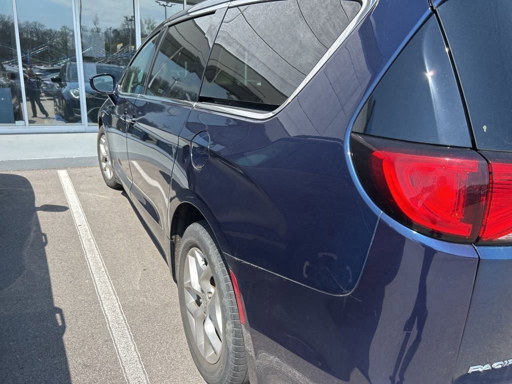 Used 2018 Chrysler Pacifica Touring Plus w/ Tire & Wheel Group image 4