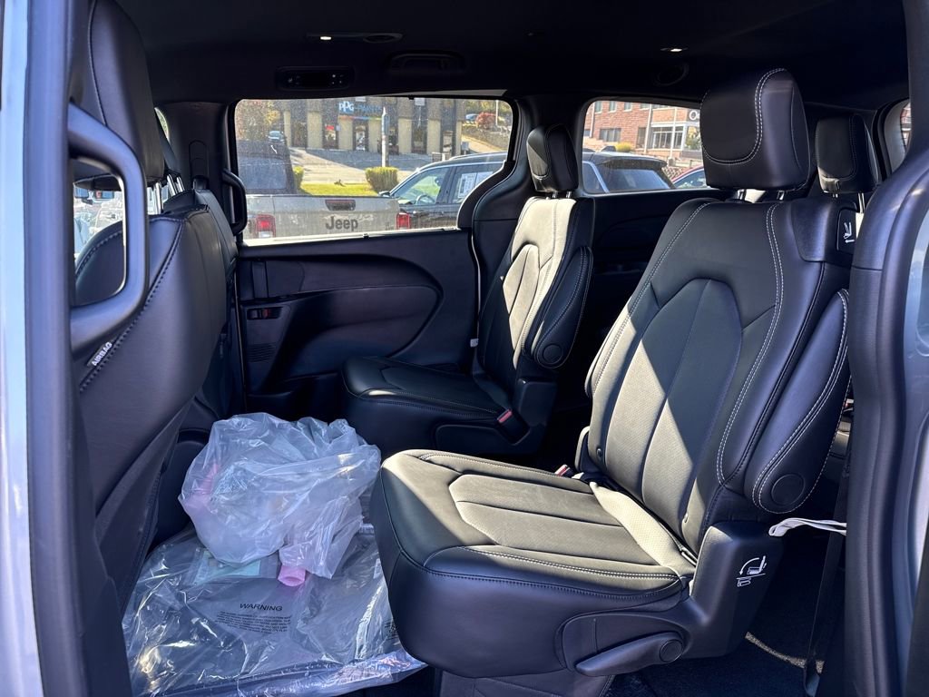 New 2026 Chrysler Pacifica Select image 24
