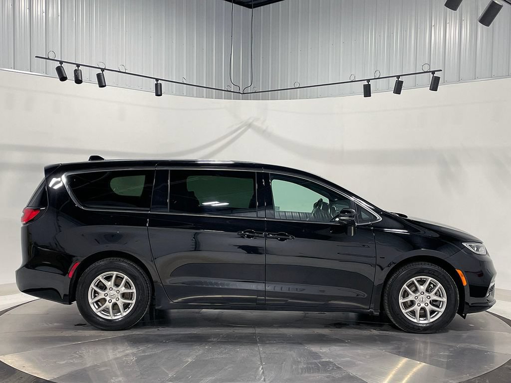 Used 2025 Chrysler Pacifica Select FWD image 10