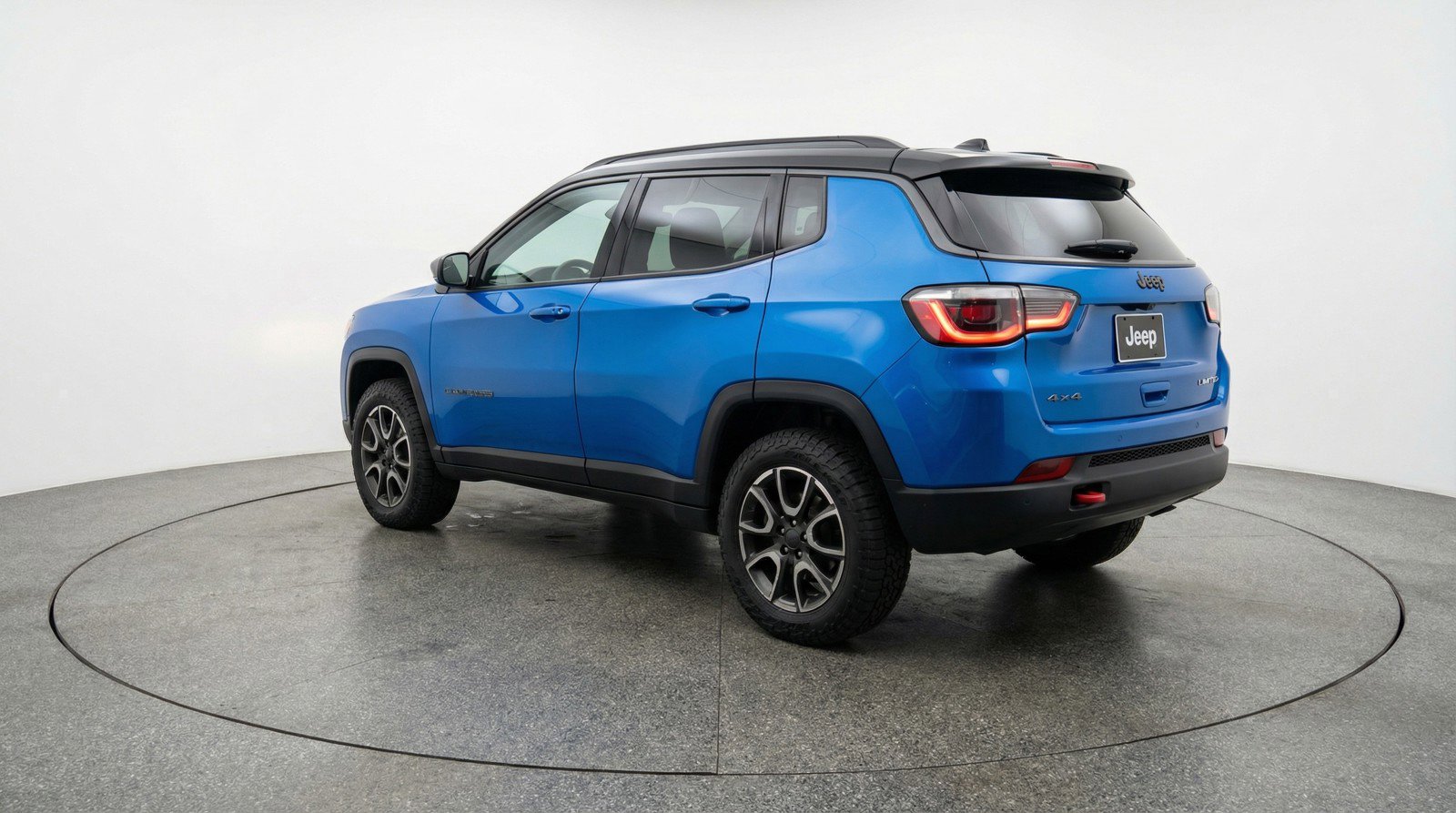 Used 2025 Jeep Compass Trailhawk image 6