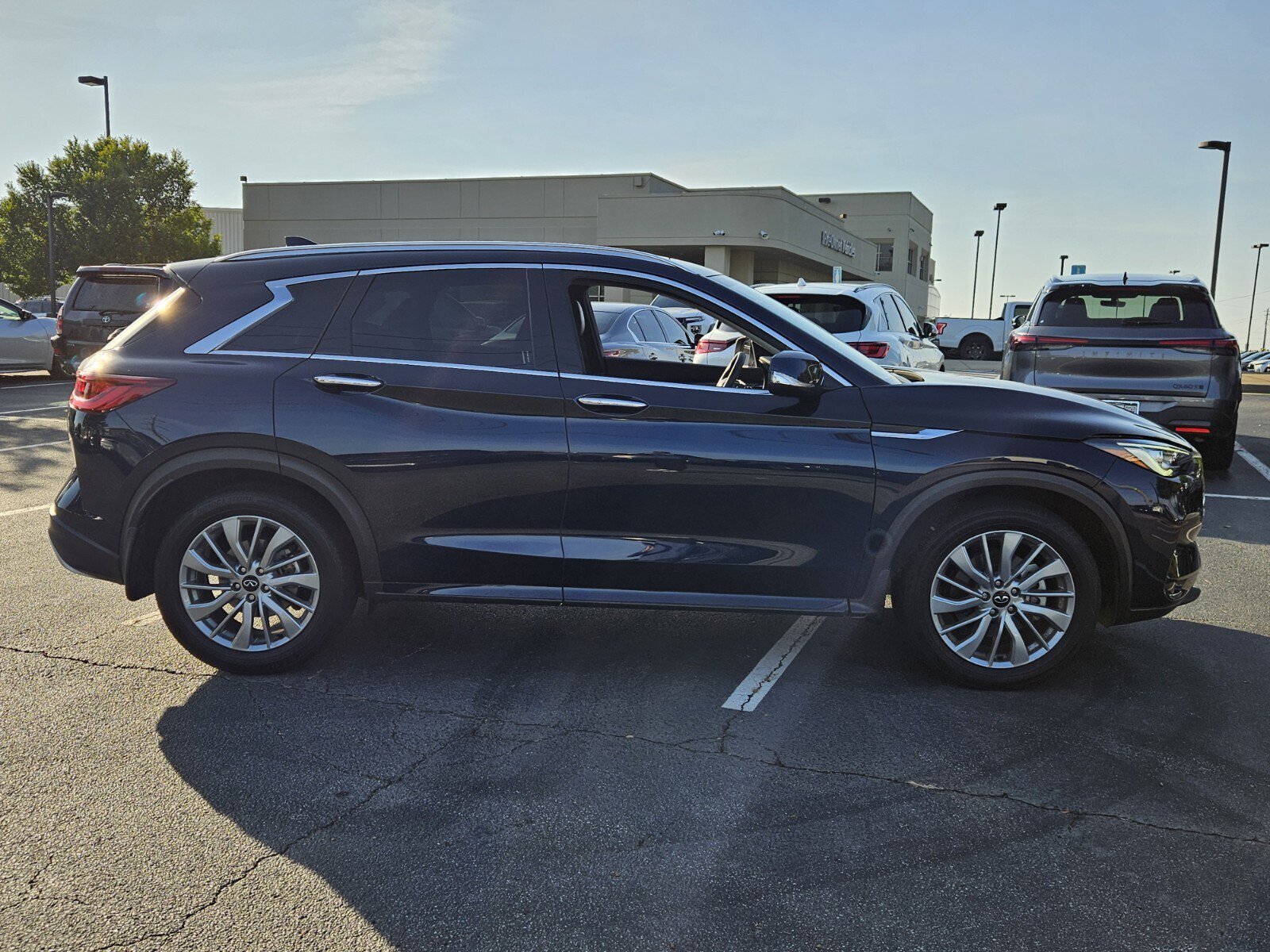 Used 2023 INFINITI QX50 Luxe FWD image 5