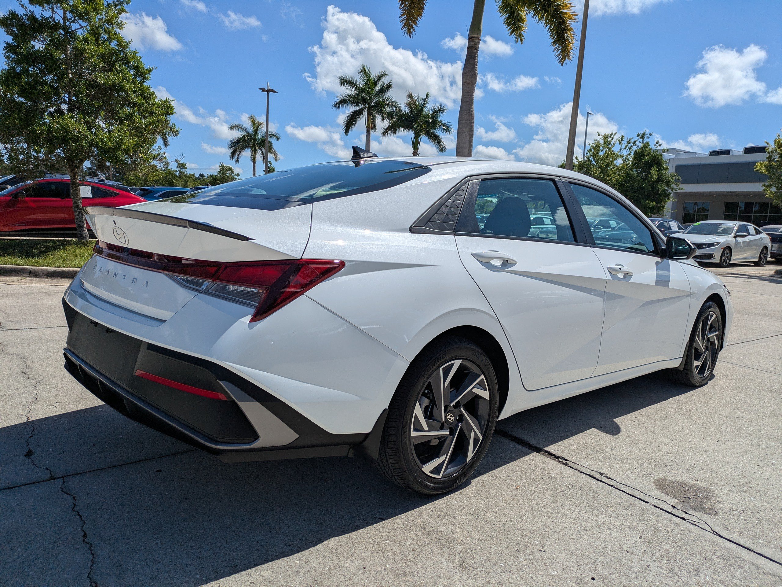 Used 2025 Hyundai Elantra Sport FWD image 4