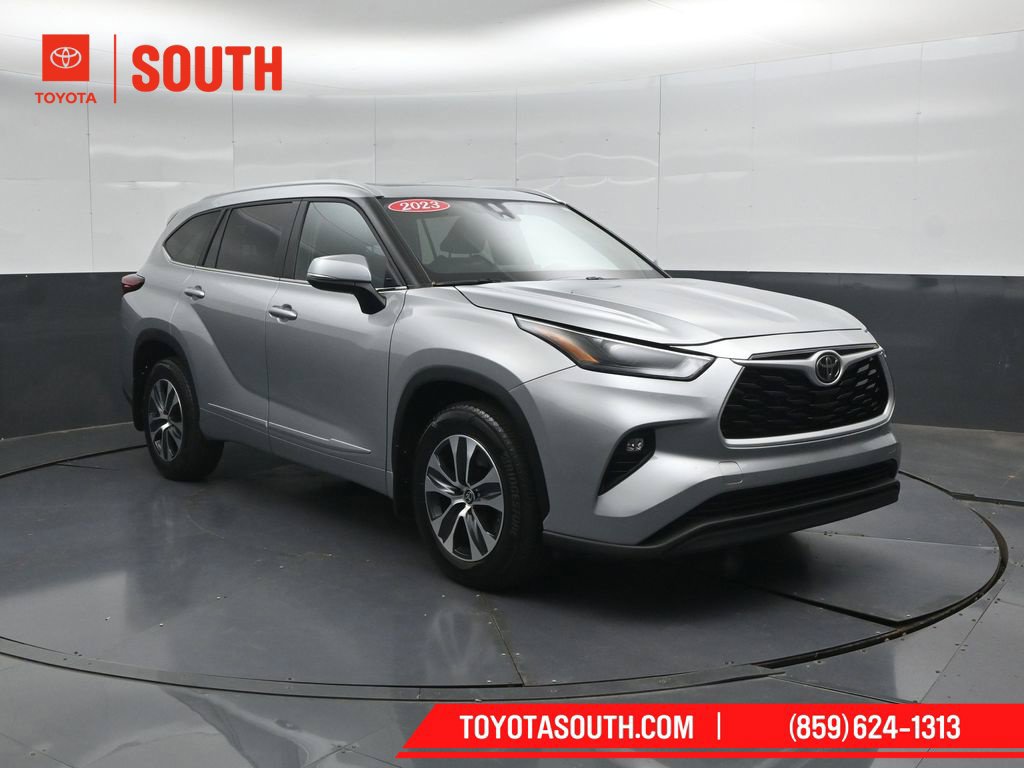 Used 2023 Toyota Highlander XLE AWD/4WD image 4