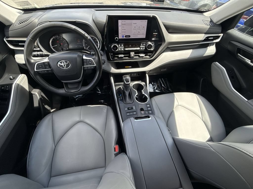 Used 2023 Toyota Highlander XLE AWD/4WD image 23