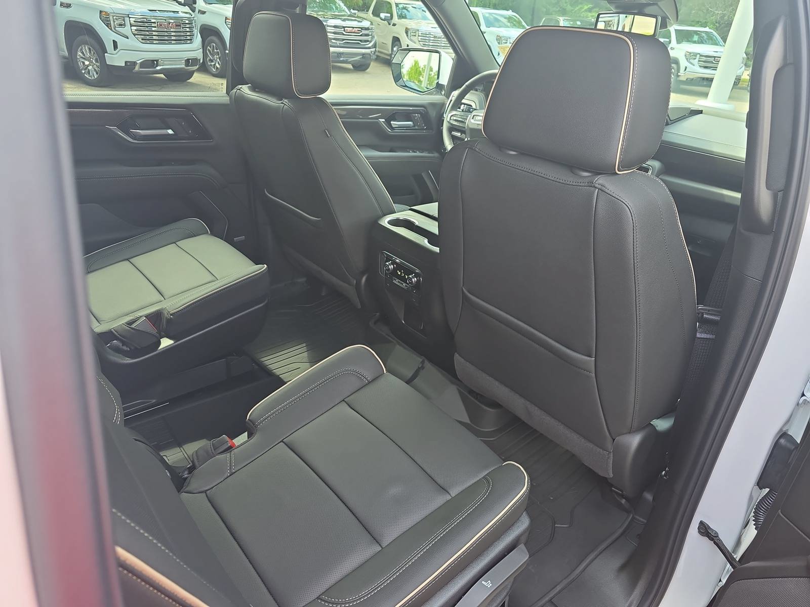 New 2026 GMC Yukon XL Elevation w/ LPO, Floor Liner Package AWD/4WD image 11