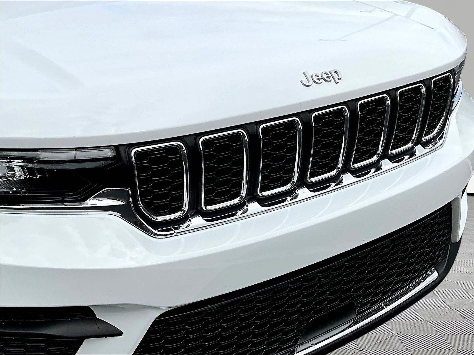 Used 2025 Jeep Grand Cherokee Laredo w/ Luxury Tech Group I AWD/4WD image 33