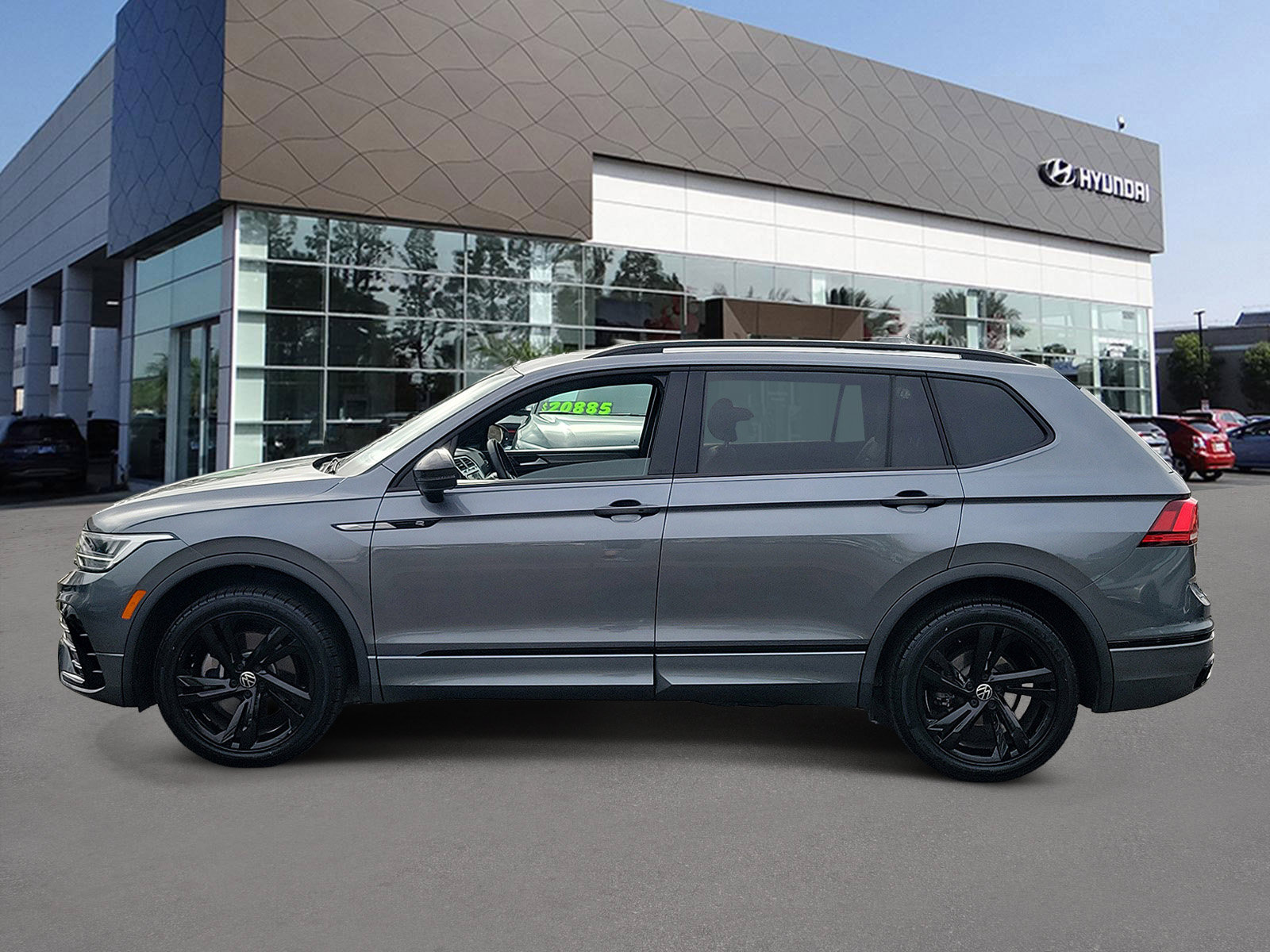 Used 2023 Volkswagen Tiguan SE R-Line FWD image 3