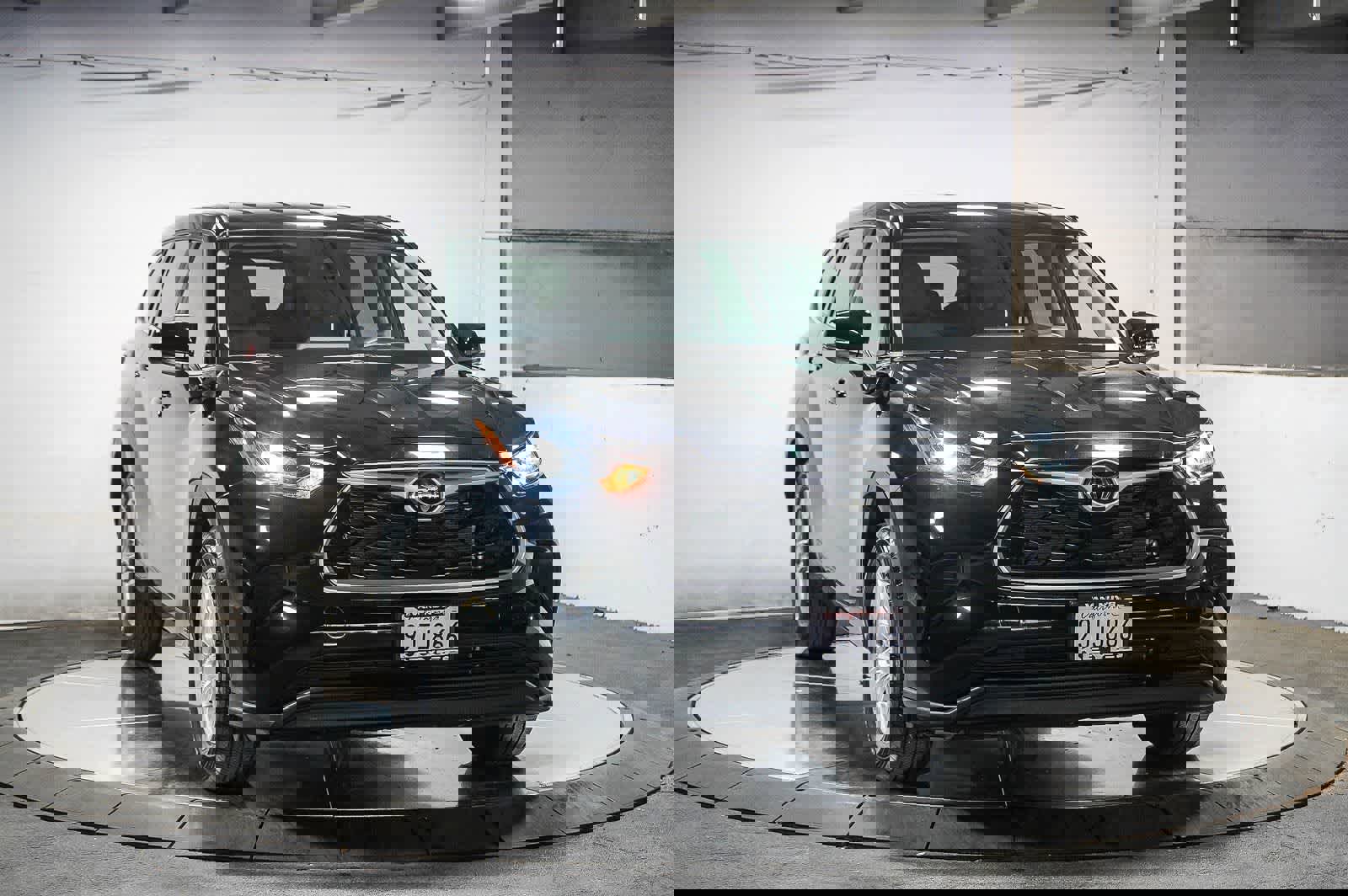 Used 2023 Toyota Highlander L image 2