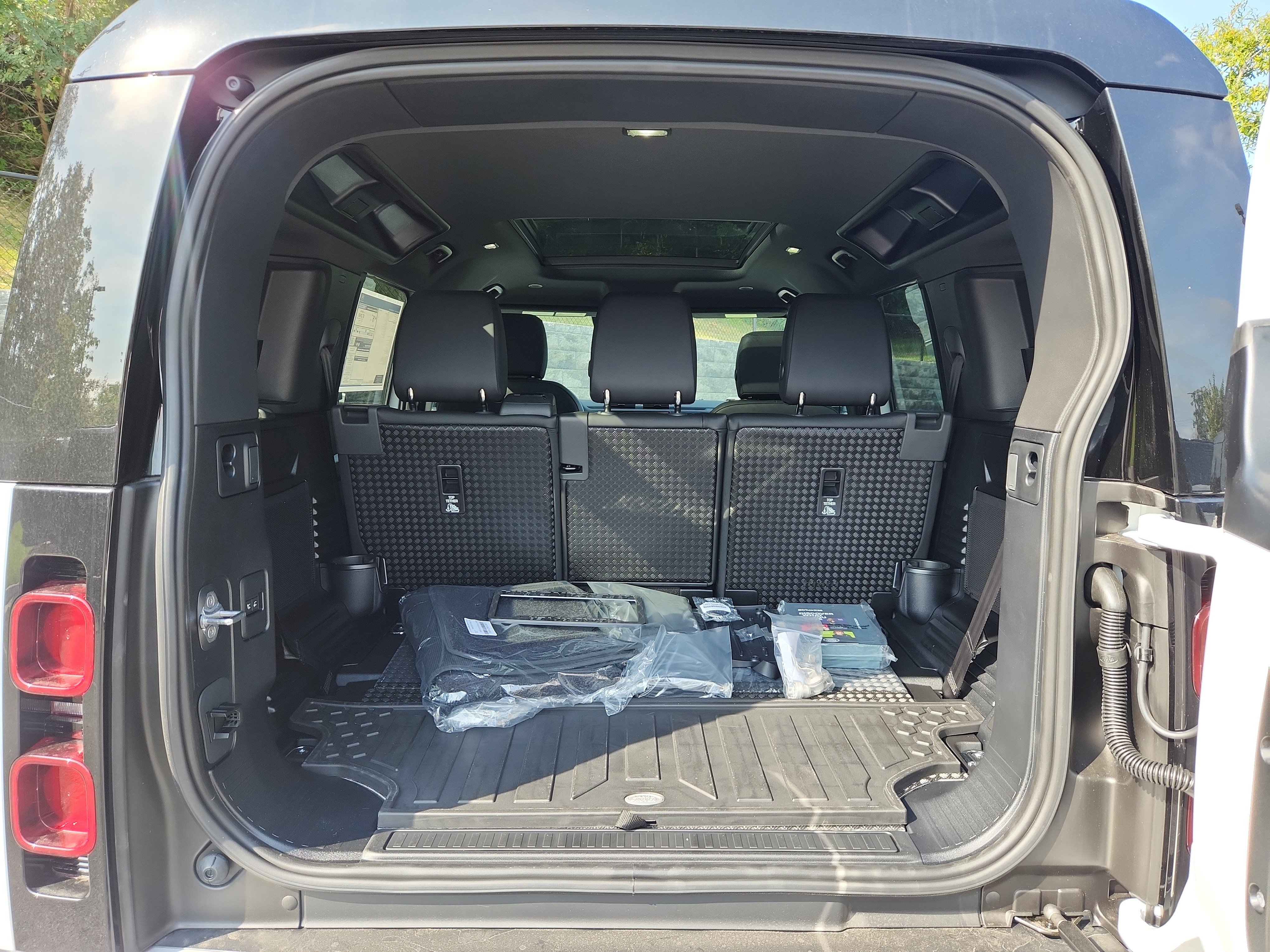 Used 2025 Land Rover Defender 110 S image 13