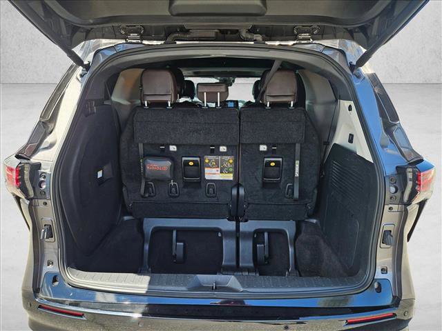 Used 2024 Toyota Sienna Platinum FWD image 6