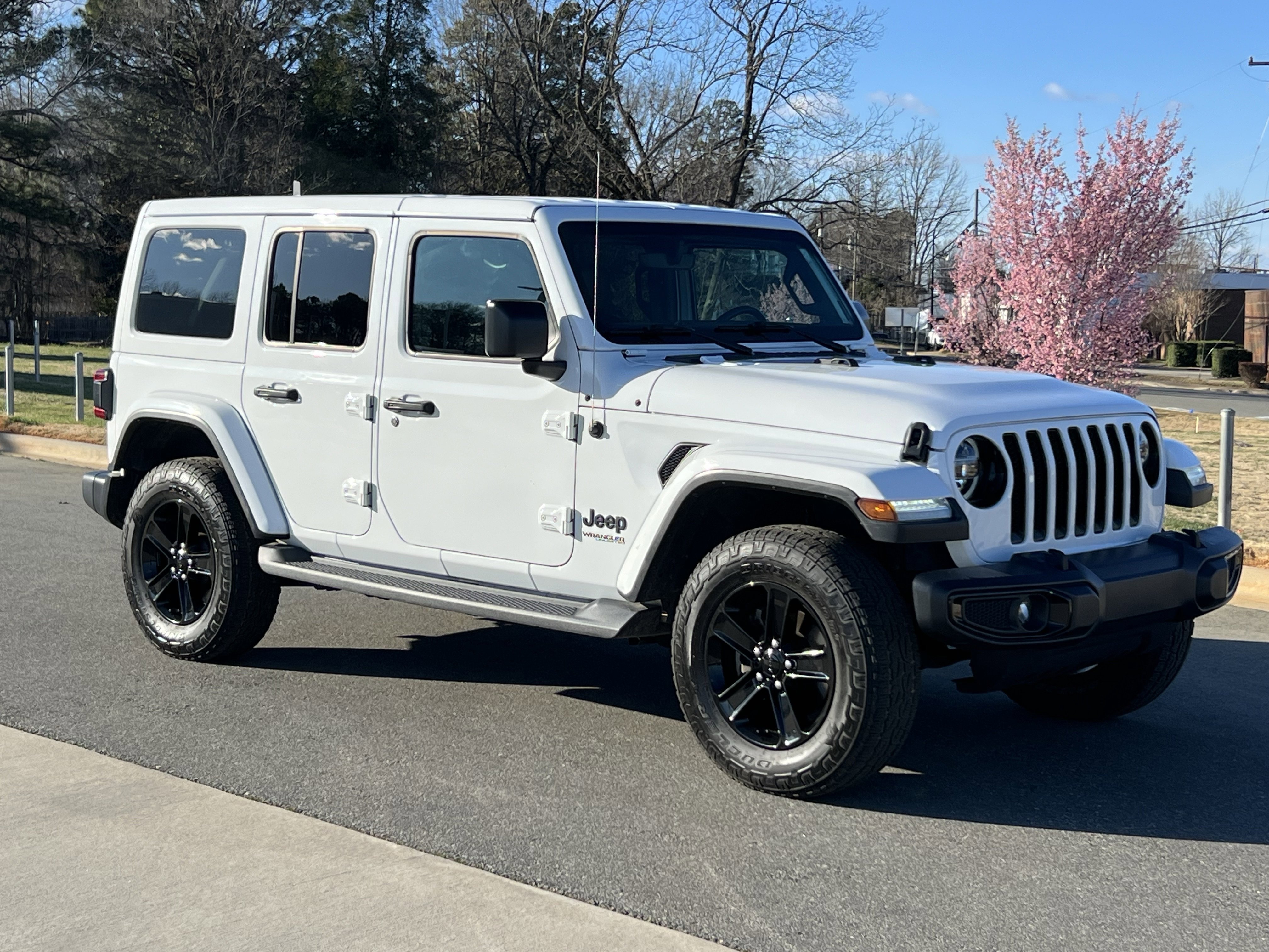 Used 2020 Jeep Wrangler Unlimited Sahara AWD/4WD image 2