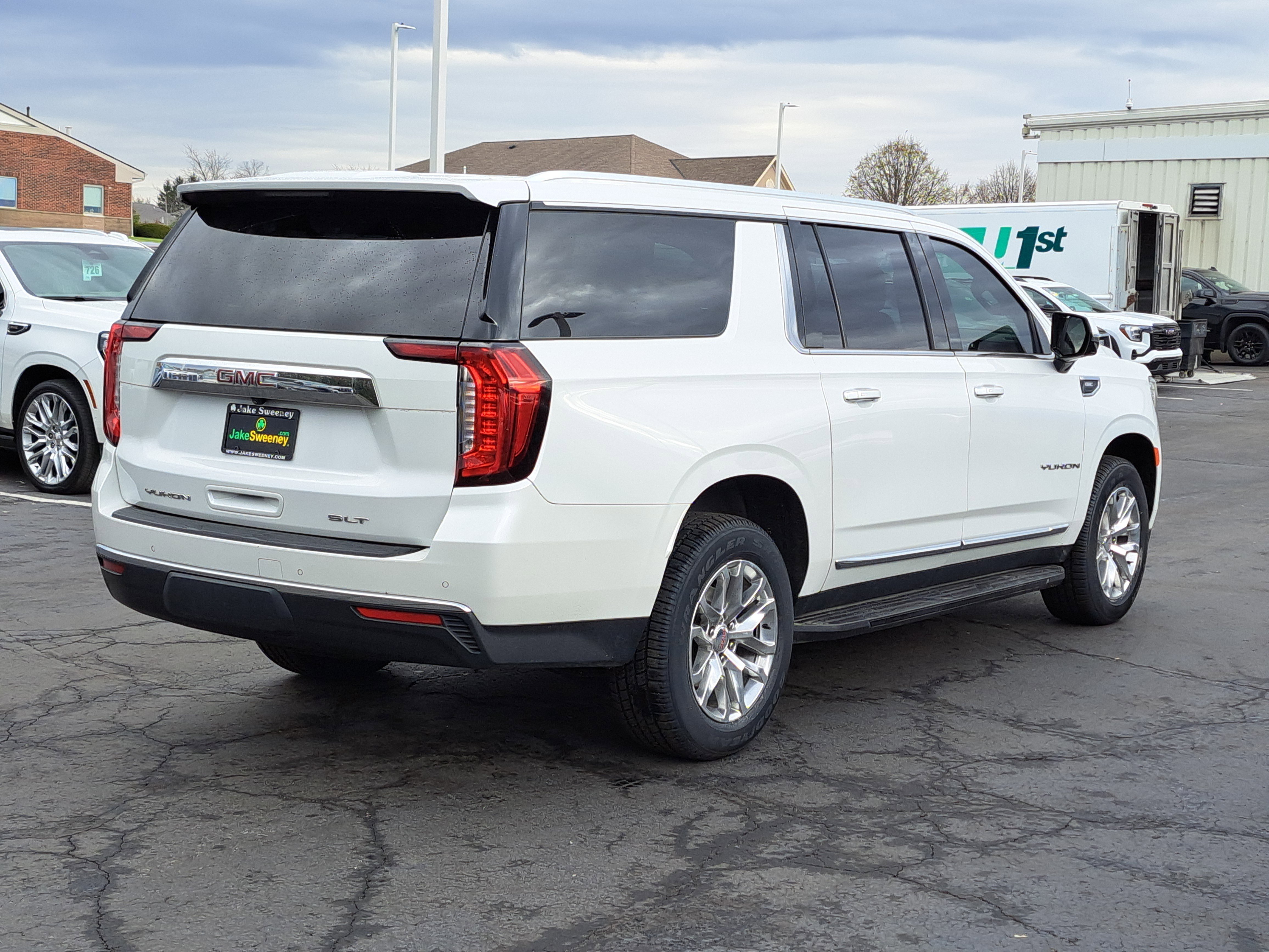 Used 2022 GMC Yukon XL SLT w/ SLT Luxury Package image 4