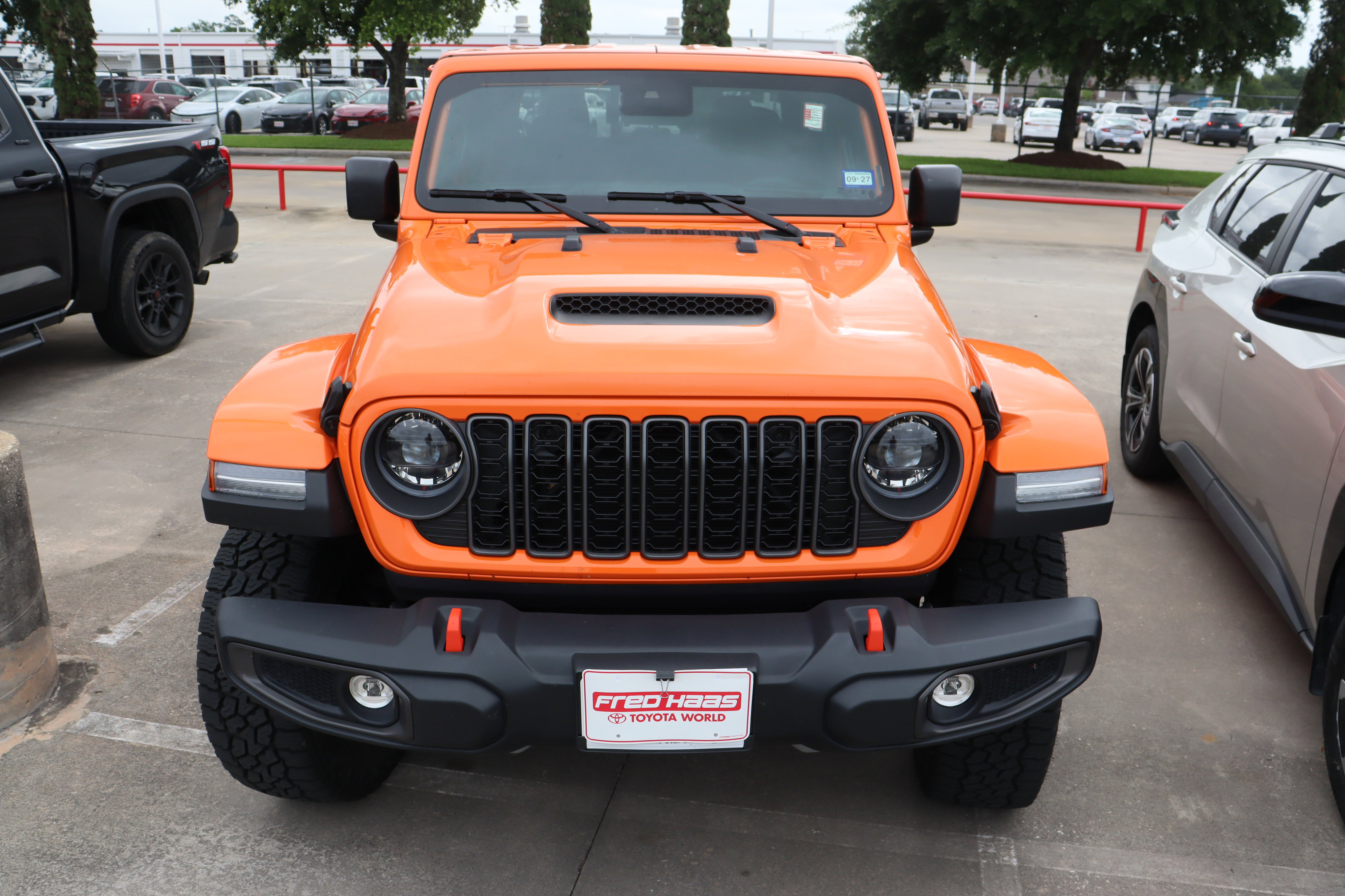 Used 2025 Jeep Gladiator Mojave w/ Convenience Group AWD/4WD image 4