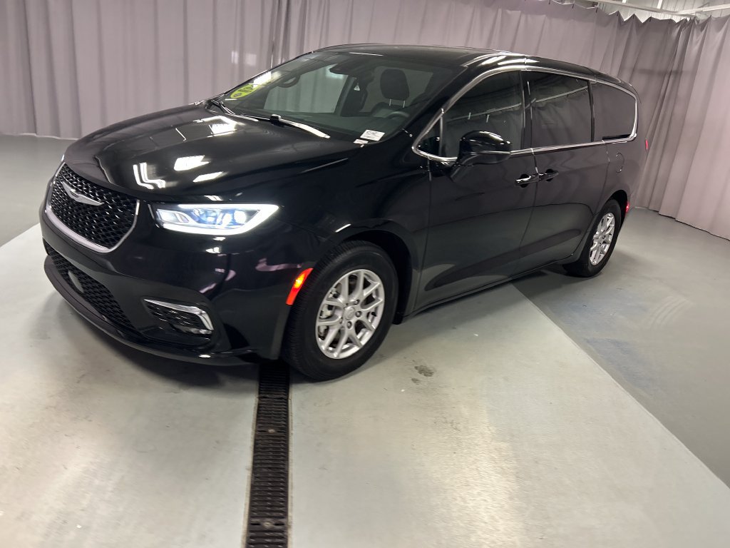 Used 2026 Chrysler Pacifica Select FWD image 3