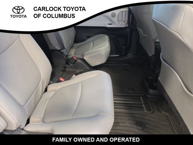 Used 2026 Toyota Sienna XLE FWD image 17