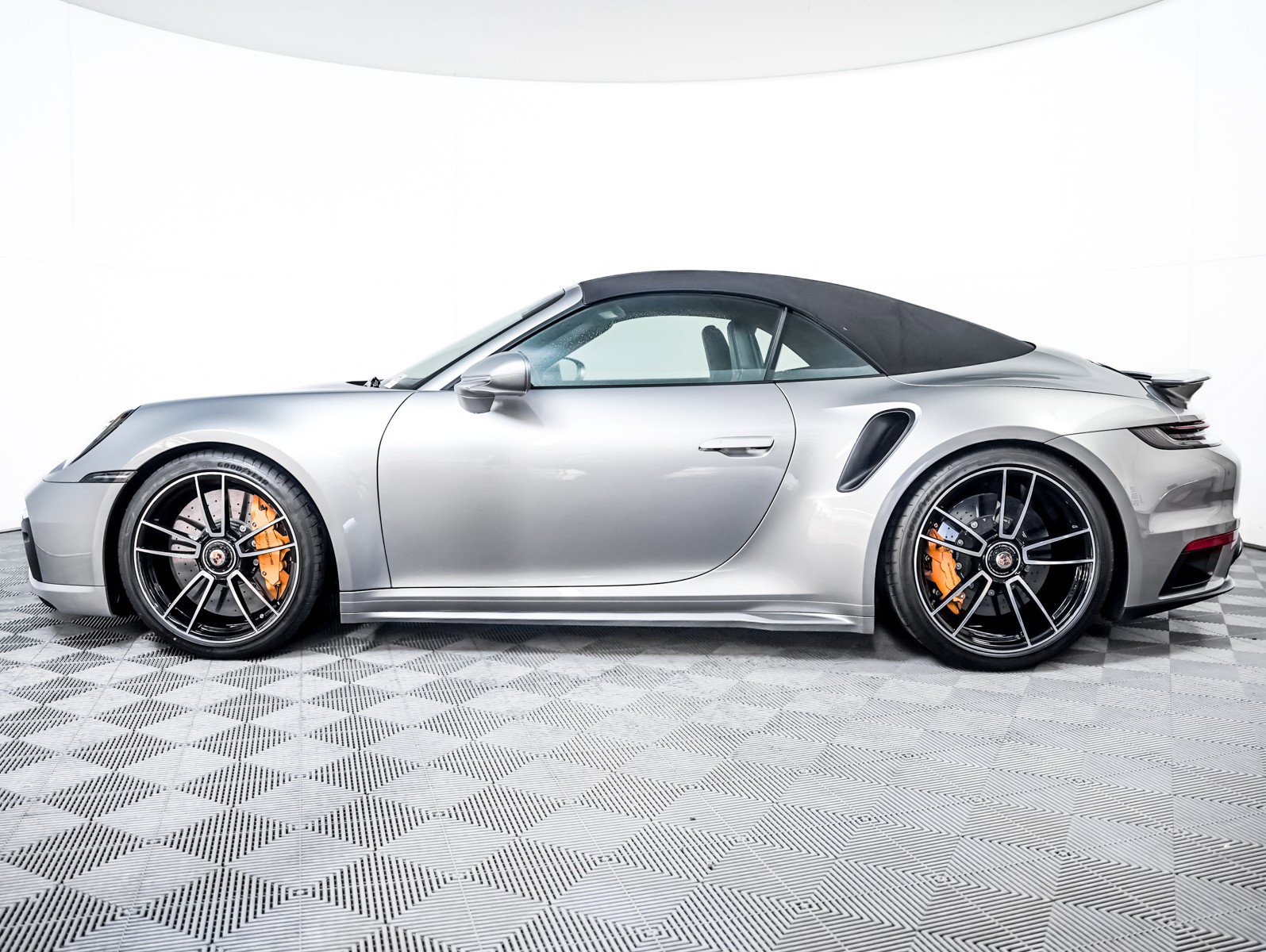 Used 2021 Porsche 911 Turbo S image 2