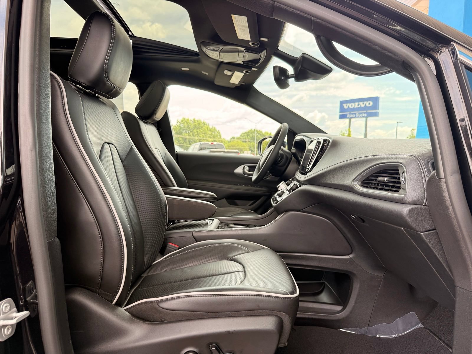 Used 2026 Chrysler Pacifica Limited FWD image 28