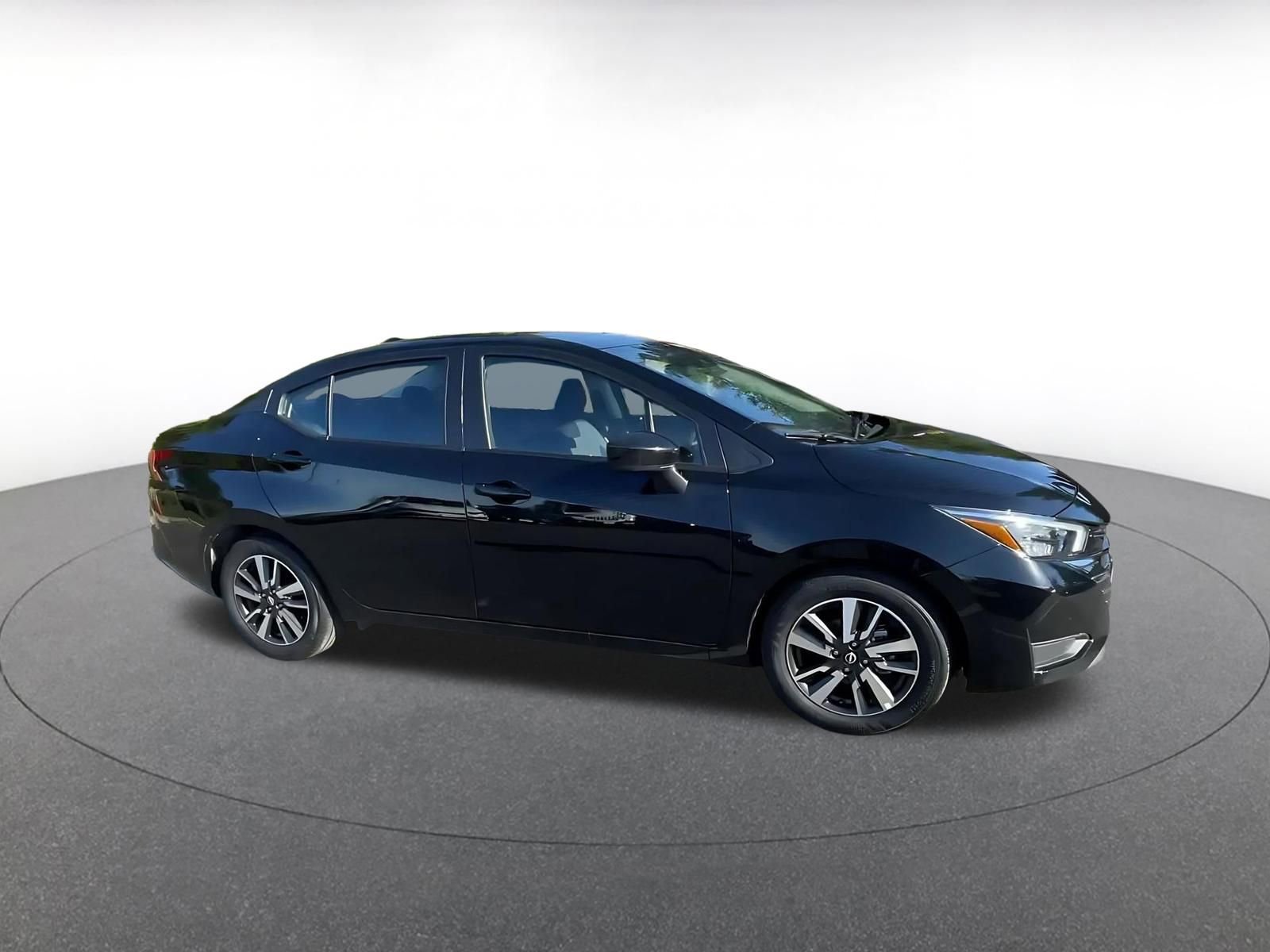 Used 2025 Nissan Versa SV image 2