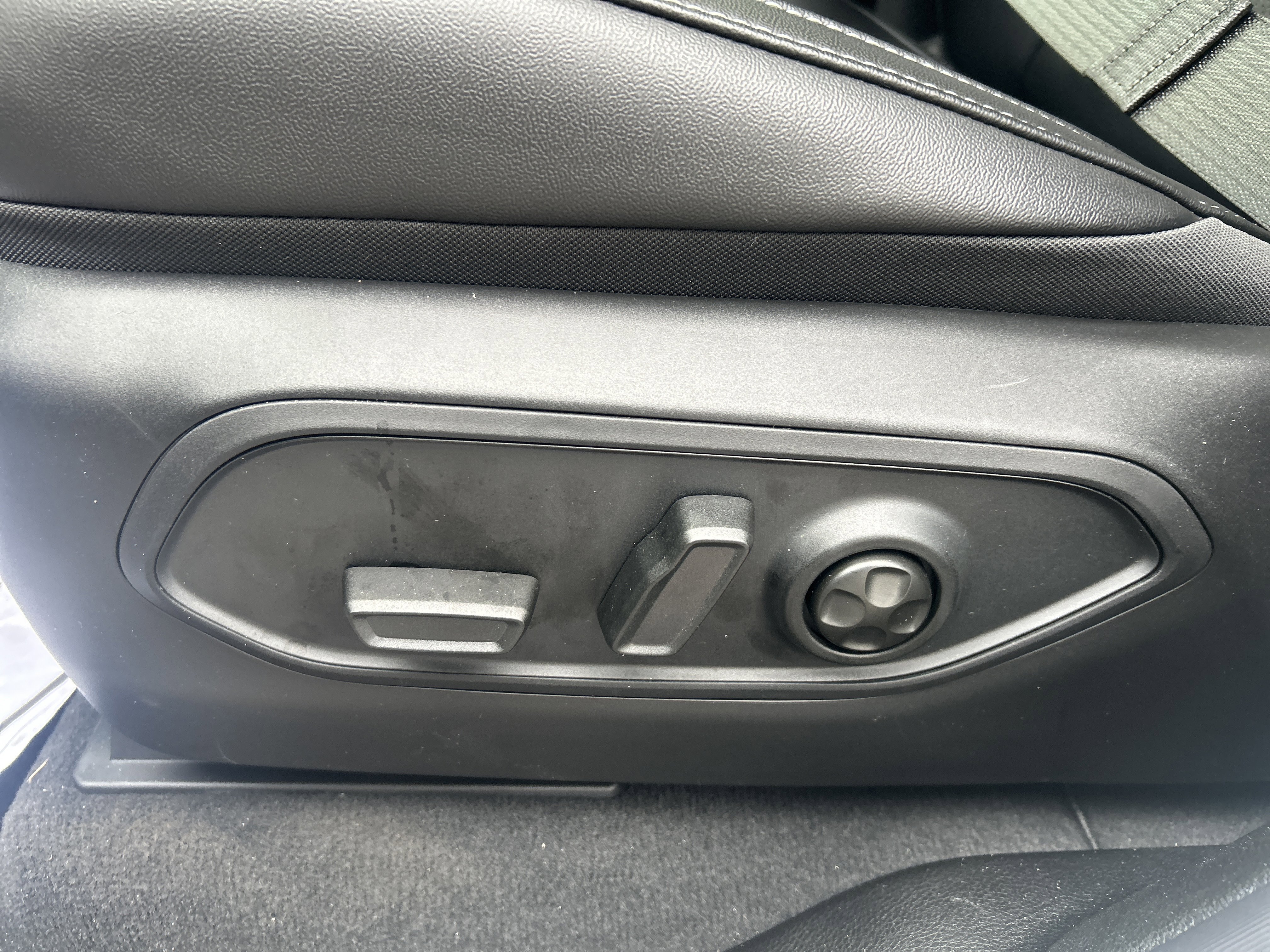 New 2025 Jeep Grand Cherokee Altitude image 17