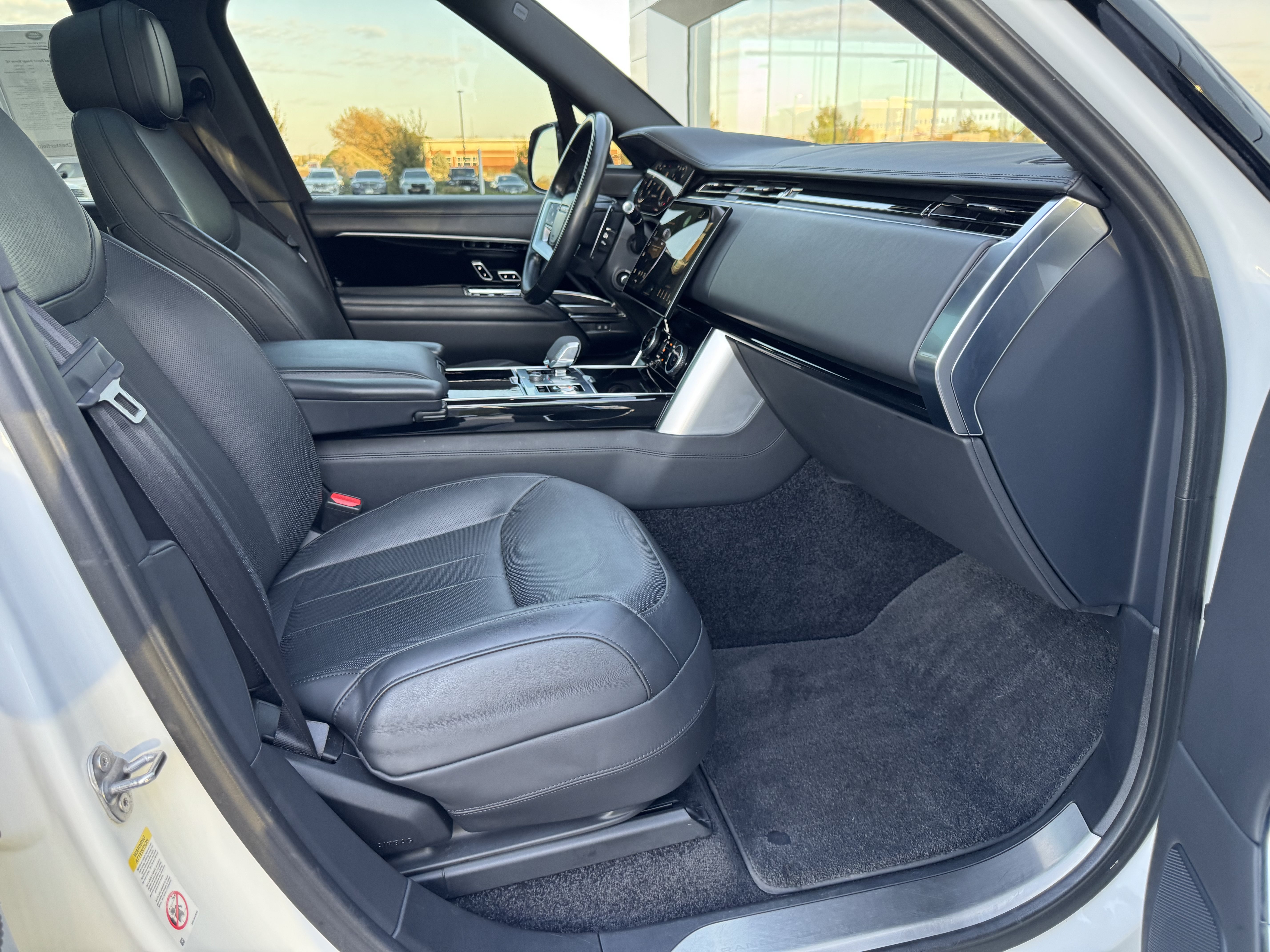 Used 2022 Land Rover Range Rover SE AWD/4WD image 3