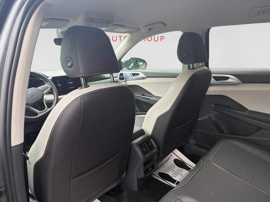 Used 2025 Volkswagen Taos SE AWD/4WD image 14