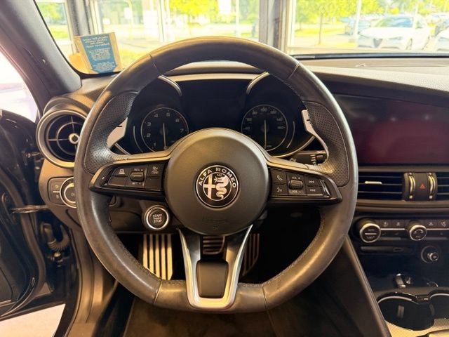 Used 2022 Alfa Romeo Giulia Veloce AWD/4WD image 16